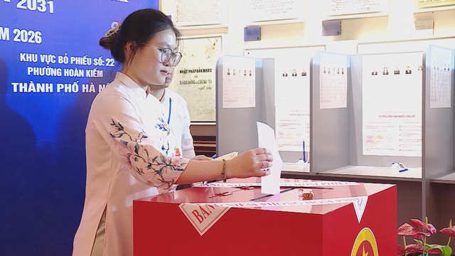 Cử tri Thủ đô nô nức đi bầu cử tại địa chỉ đỏ 48 Hàng Ngang - Ảnh 4.