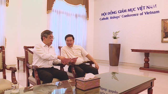 Lãnh đạo TP. Hồ Chí Minh thăm, động viên cử tri tại các điểm bầu cử đặc thù - Ảnh 10.