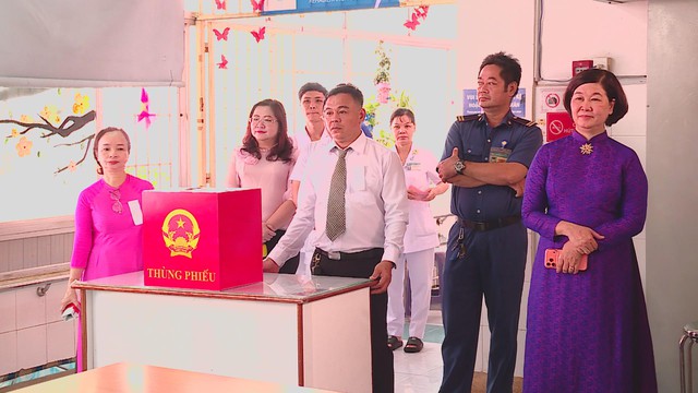 Lãnh đạo TP. Hồ Chí Minh thăm, động viên cử tri tại các điểm bầu cử đặc thù - Ảnh 2.