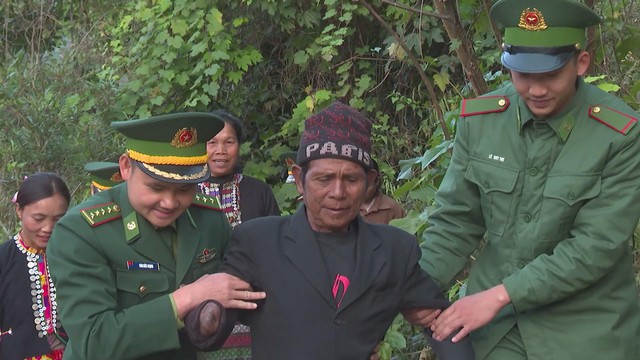 Cử tri các dân tộc tại Quảng Ngãi nô nức tham gia ngày hội bầu cử - Ảnh 2.