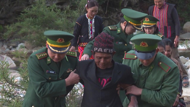 Cử tri các dân tộc tại Quảng Ngãi nô nức tham gia ngày hội bầu cử - Ảnh 3.