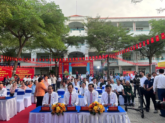 Lãnh đạo Trung ương và Thành phố Hồ Chí Minh tham gia bỏ phiếu tại điểm bầu cử xã Hóc Môn - Ảnh 1.