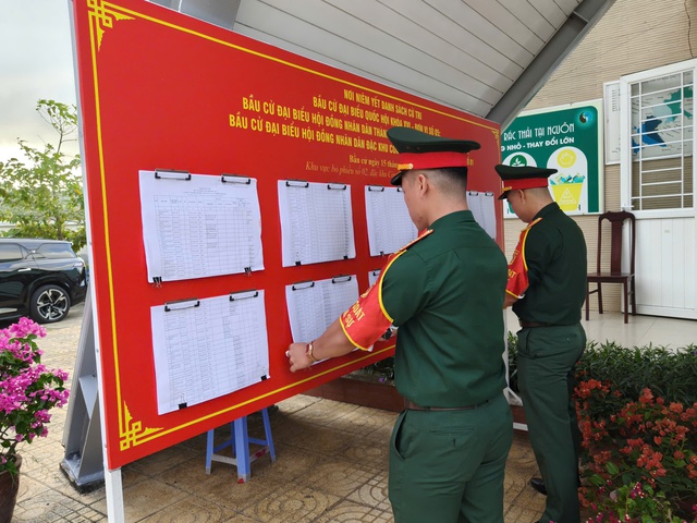 Cử tri đặc khu Côn Đảo nô nức trong ngày hội bầu cử - Ảnh 2.