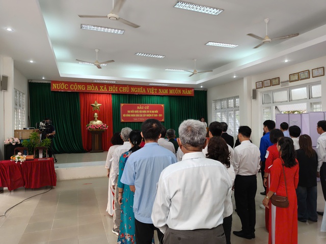 Cử tri đặc khu Côn Đảo nô nức trong ngày hội bầu cử - Ảnh 1.