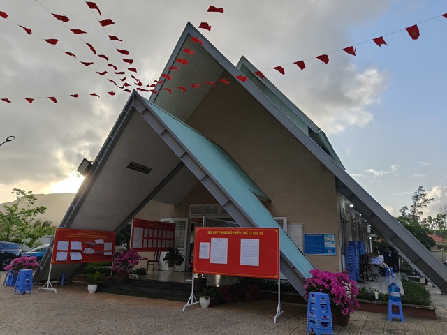 Cử tri đặc khu Côn Đảo nô nức trong ngày hội bầu cử - Ảnh 4.