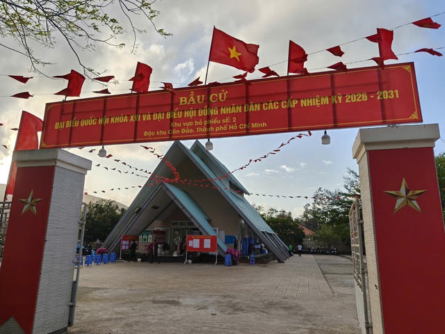 Cử tri đặc khu Côn Đảo nô nức trong ngày hội bầu cử - Ảnh 3.