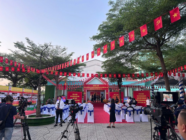 Lãnh đạo Trung ương và Thành phố Hồ Chí Minh tham gia bỏ phiếu tại điểm bầu cử xã Hóc Môn - Ảnh 2.