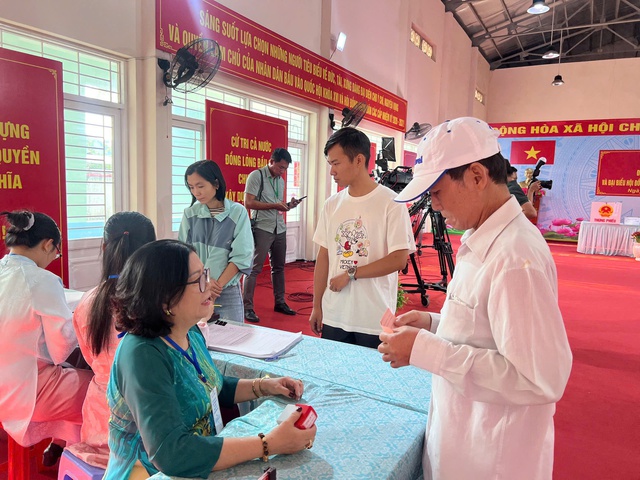 Lãnh đạo Trung ương và Thành phố Hồ Chí Minh tham gia bỏ phiếu tại điểm bầu cử xã Hóc Môn - Ảnh 3.