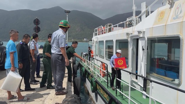 Lá phiếu giữa trùng khơi: Hành trình đưa thùng phiếu đến "Đảo Rùa" lớn nhất Việt Nam - Ảnh 1.