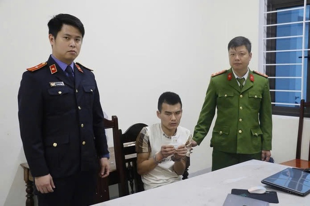 Kẻ bịt mặt xông vào phòng tập thể dục cướp dây chuyền bị bắt - Ảnh 1.