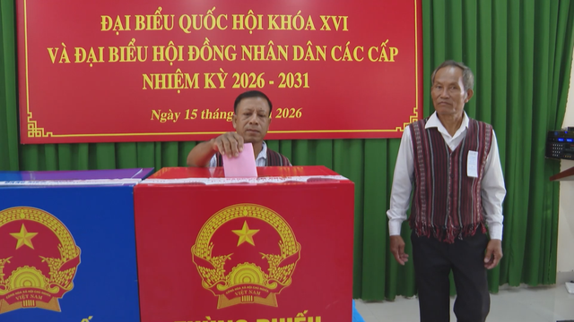 Cử tri đồng bào Châu Ro rộn ràng mặc trang phục truyền thống đi bầu cử - Ảnh 2.