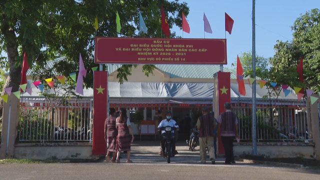 Cử tri đồng bào Châu Ro rộn ràng mặc trang phục truyền thống đi bầu cử - Ảnh 1.