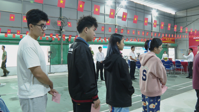 Tuổi trẻ và lá phiếu đầu tiên: Dấu ấn trưởng thành của sinh viên Thành phố - Ảnh 2.