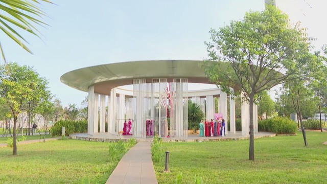 TP. Hồ Chí Minh lan tỏa mô hình “Tủ áo dài yêu thương” - Ảnh 1.