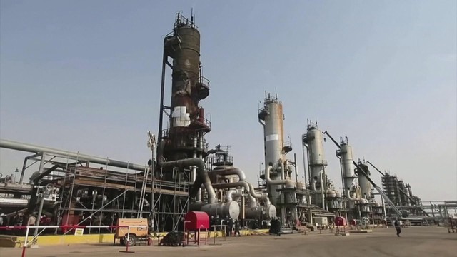 60 Giây ngày 17/3/2026 | Bác sĩ ép tim hồi sinh sự sống cho nam thanh niên sau tai nạn - Ảnh 1.