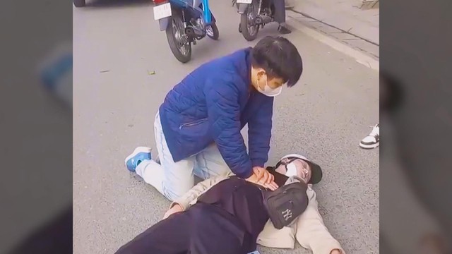 60 Giây ngày 17/3/2026 | Bác sĩ ép tim hồi sinh sự sống cho nam thanh niên sau tai nạn - Ảnh 2.