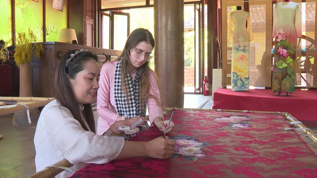 Áo dài Việt - Di sản dân tộc, hội nhập quốc tế- Ảnh 3.