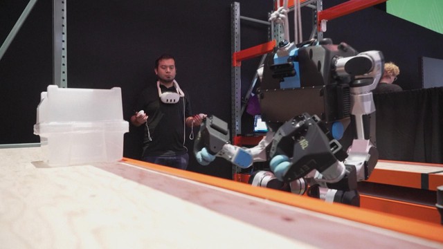 Robot hình người sử dụng trong môi trường công nghiệp - Ảnh 1.