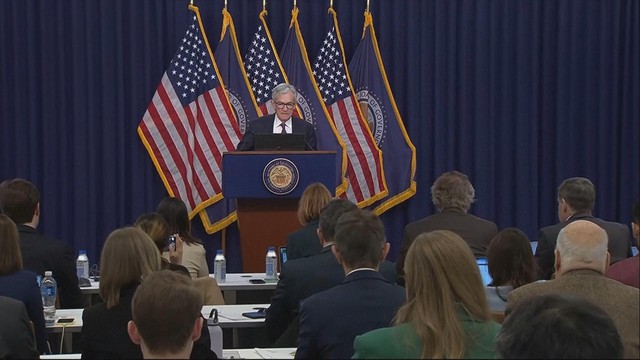 FED giữ nguyên lãi suất, chứng khoán Mỹ giảm điểm - Ảnh 2.