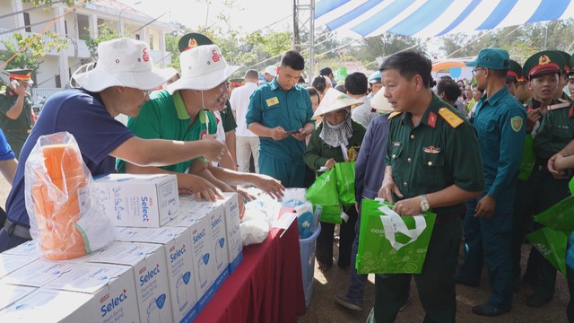 Saigon Co.op tổ chức “phiên chợ nghĩa tình biển đảo” tại đặc khu côn đảo - Ảnh 1.