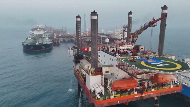 MỸ CÂN NHẮC NỚI LỎNG TRỪNG PHẠT VỚI DẦU MỎ IRAN - Ảnh 1.