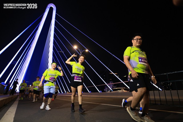 13.000 runner “thắp sáng” trung tâm TP. Hồ Chí Minh giữa đêm khuya - Ảnh 1.