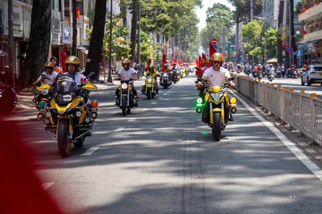 100 "chiến mã" mô-tô khuấy động phố phường, sẵn sàng cho hành trình xuyên Việt 2026- Ảnh 5. 100 "chiến mã" mô-tô khuấy động phố phường, sẵn sàng cho hành trình xuyên Việt 2026- Ảnh 5.