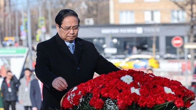 Thủ tướng Phạm Minh Chính dâng hoa tại Tượng đài Chủ tịch Hồ Chí Minh và Đài tưởng niệm Liệt sĩ Vô danh ở Moskva - Ảnh 1.