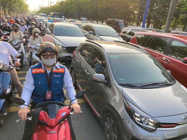 Kẹt xe kéo dài trên đường Mai Chí Thọ, người dân vất vả vào trung tâm Thành phố - Ảnh 3.