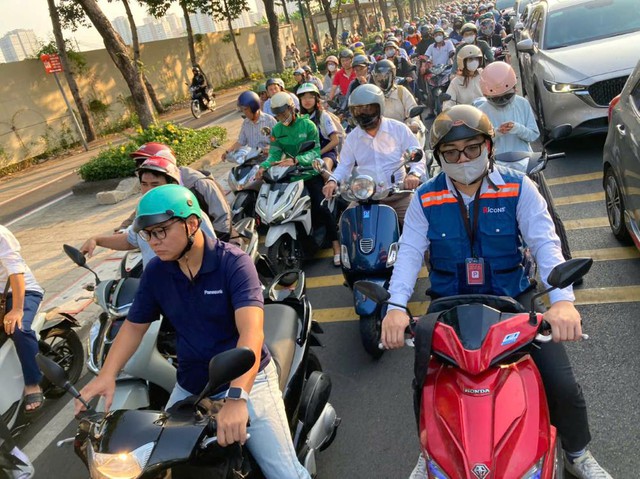 Kẹt xe kéo dài trên đường Mai Chí Thọ, người dân vất vả vào trung tâm Thành phố - Ảnh 2.
