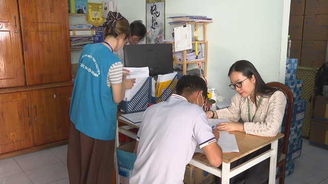 Những “ngọn đèn” âm thầm trong hành trình vượt qua bóng tối - Ảnh 3.