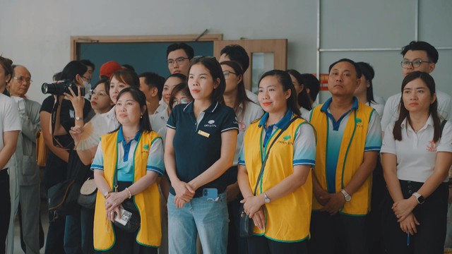 Những “ngọn đèn” âm thầm trong hành trình vượt qua bóng tối - Ảnh 1.