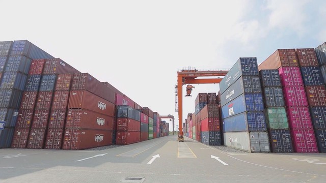 Xăng dầu tăng sốc, doanh nghiệp “thắt lưng buộc bụng” để sống sót - Ảnh 1.