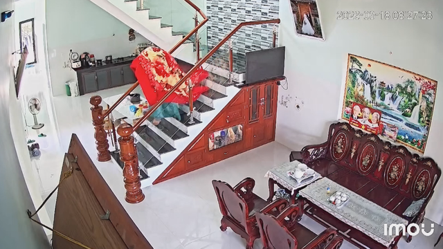 Quảng Ngãi: Bắt siêu trộm chuyên mặc áo mưa, trùm kín mền “né” camera - Ảnh 1.