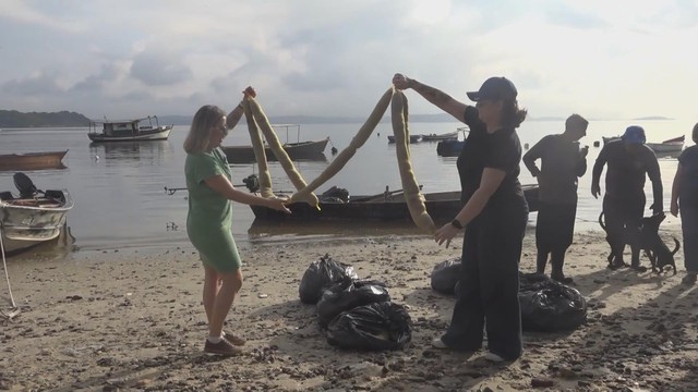 Hàng rào nổi làm từ tóc chống ô nhiễm trên biển ở Brazil - Ảnh 4.