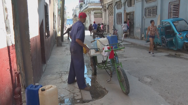 Đời sống người dân Cuba đối mặt nhiều khó khăn do thiếu điện, nước - Ảnh 2.