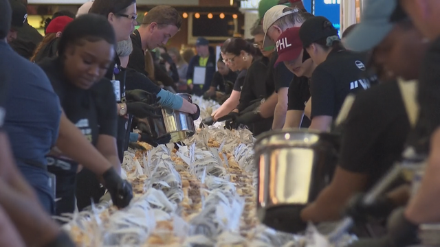 1291 bánh mì cheesesteak lập kỷ lục Guinness mới - Ảnh 1.