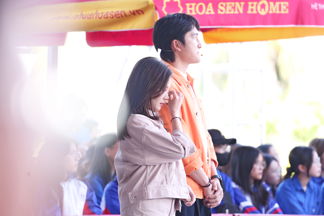 Đình Tú và vợ tặng xe đạp, hỗ trợ tiền cho hai chị em mồ côi - Ảnh 2.