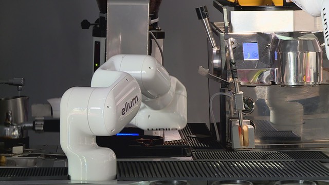 Ứng dụng robot trong dịch vụ, nâng tầm trải nghiệm khách hàng - Ảnh 1.