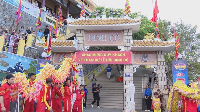 Lễ hội Dinh Cô Long Hải thu hút đông đảo du khách - Ảnh 2.