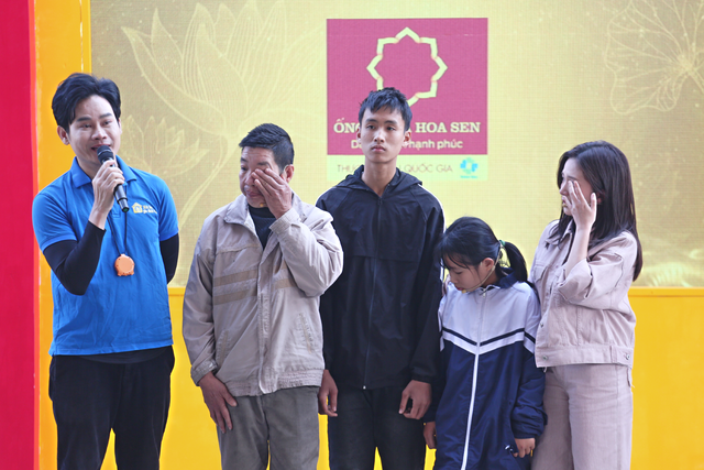 Mái ấm gia đình Việt: Thu Huệ chăm cha thiểu năng và anh chậm phát triển - Ảnh 7.