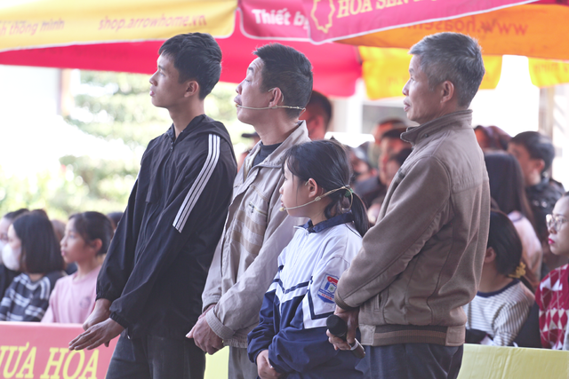 Mái ấm gia đình Việt: Thu Huệ chăm cha thiểu năng và anh chậm phát triển - Ảnh 6.