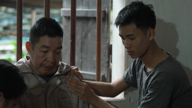 Mái ấm gia đình Việt: Thu Huệ chăm cha thiểu năng và anh chậm phát triển - Ảnh 1.