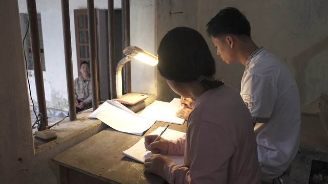 Mái ấm gia đình Việt: Thu Huệ chăm cha thiểu năng và anh chậm phát triển - Ảnh 3.