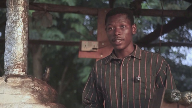 Giá nhiên liệu tăng, doanh nhân Ghana biến rác thải nhựa thành dầu diesel- Ảnh 2.