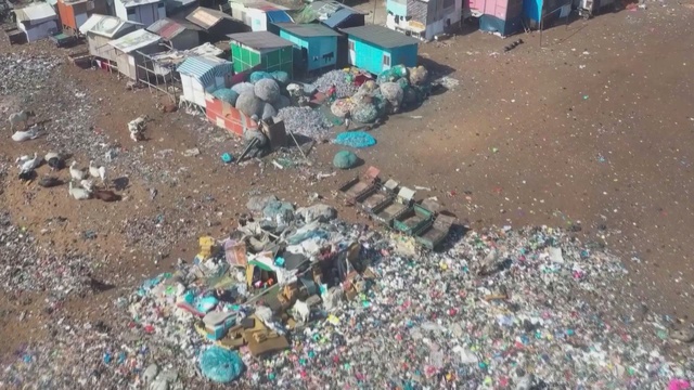 Giá nhiên liệu tăng, doanh nhân Ghana biến rác thải nhựa thành dầu diesel- Ảnh 1.