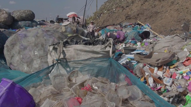 Giá nhiên liệu tăng, doanh nhân Ghana biến rác thải nhựa thành dầu diesel- Ảnh 3.