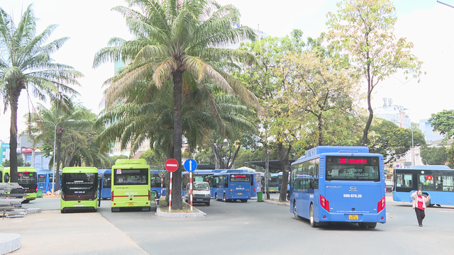Người dân đổ xô đi xe buýt, Metro trước áp lực giá xăng- Ảnh 2.