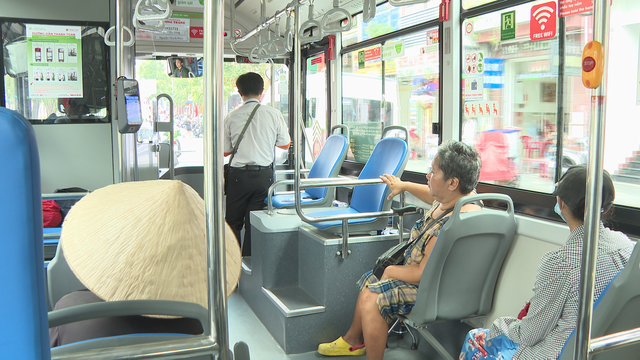 Người dân đổ xô đi xe buýt, Metro trước áp lực giá xăng- Ảnh 1.