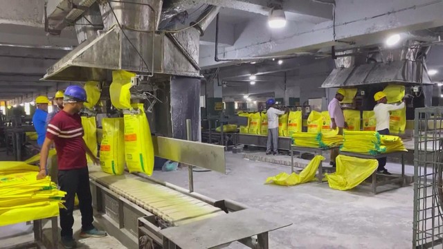 Ấn Độ thiếu hụt phân bón sản xuất do xung đột Trung Đông - Ảnh 3.